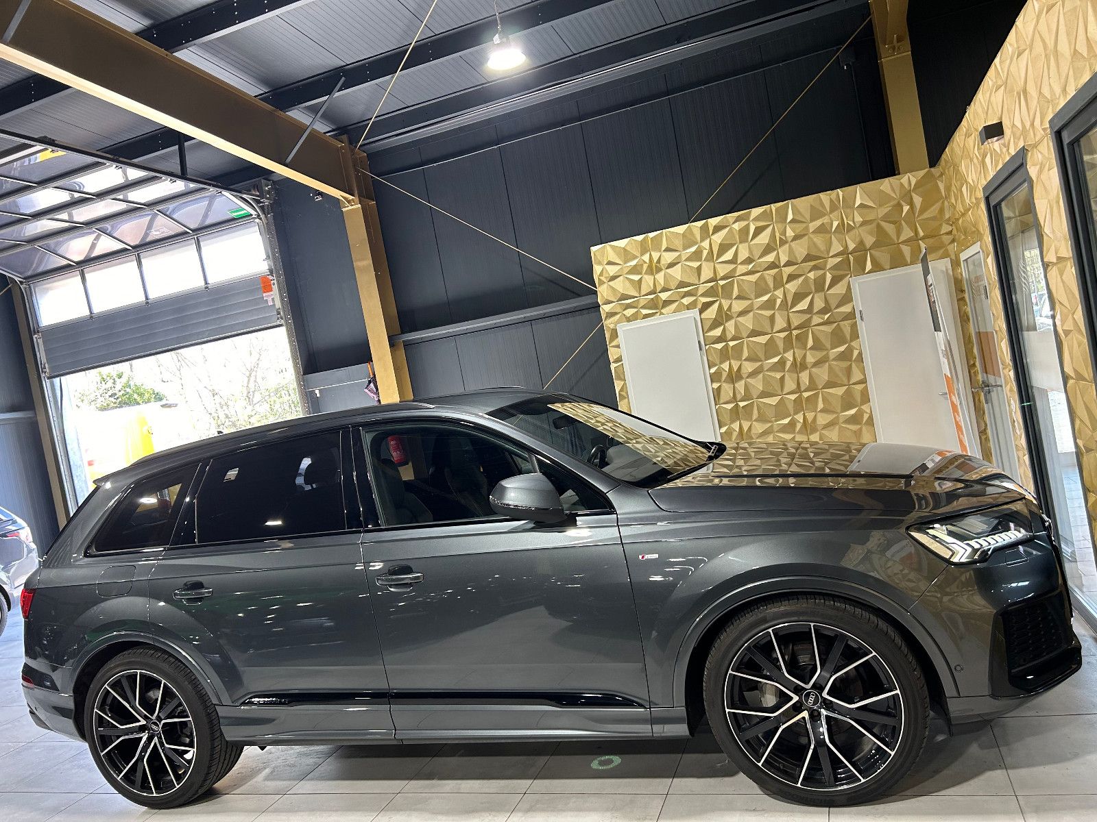 Fahrzeugabbildung Audi Q7 50 TDI quattro/S-LINE/HEAD-UP/COMPETITION/NAV