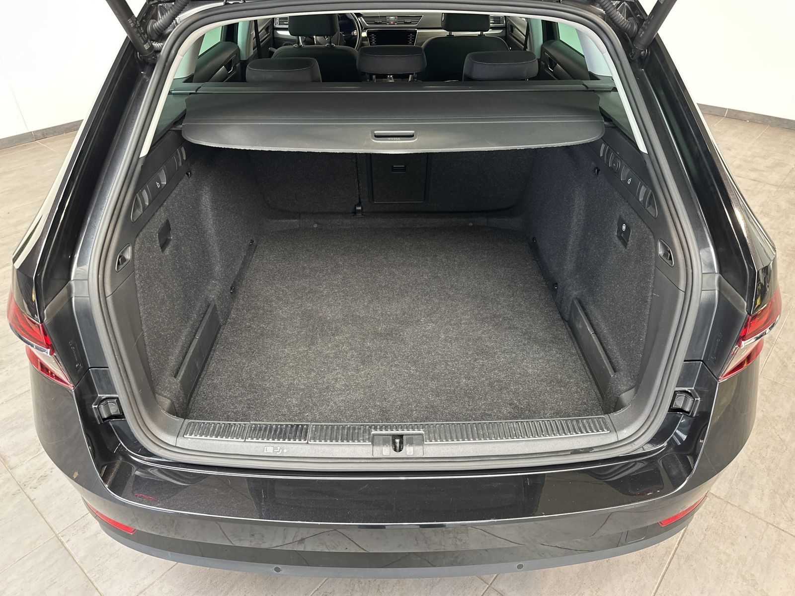 Fahrzeugabbildung SKODA Superb 2.0 TDI DSG Style NAV+MATRIX+AHK+ACC+VC