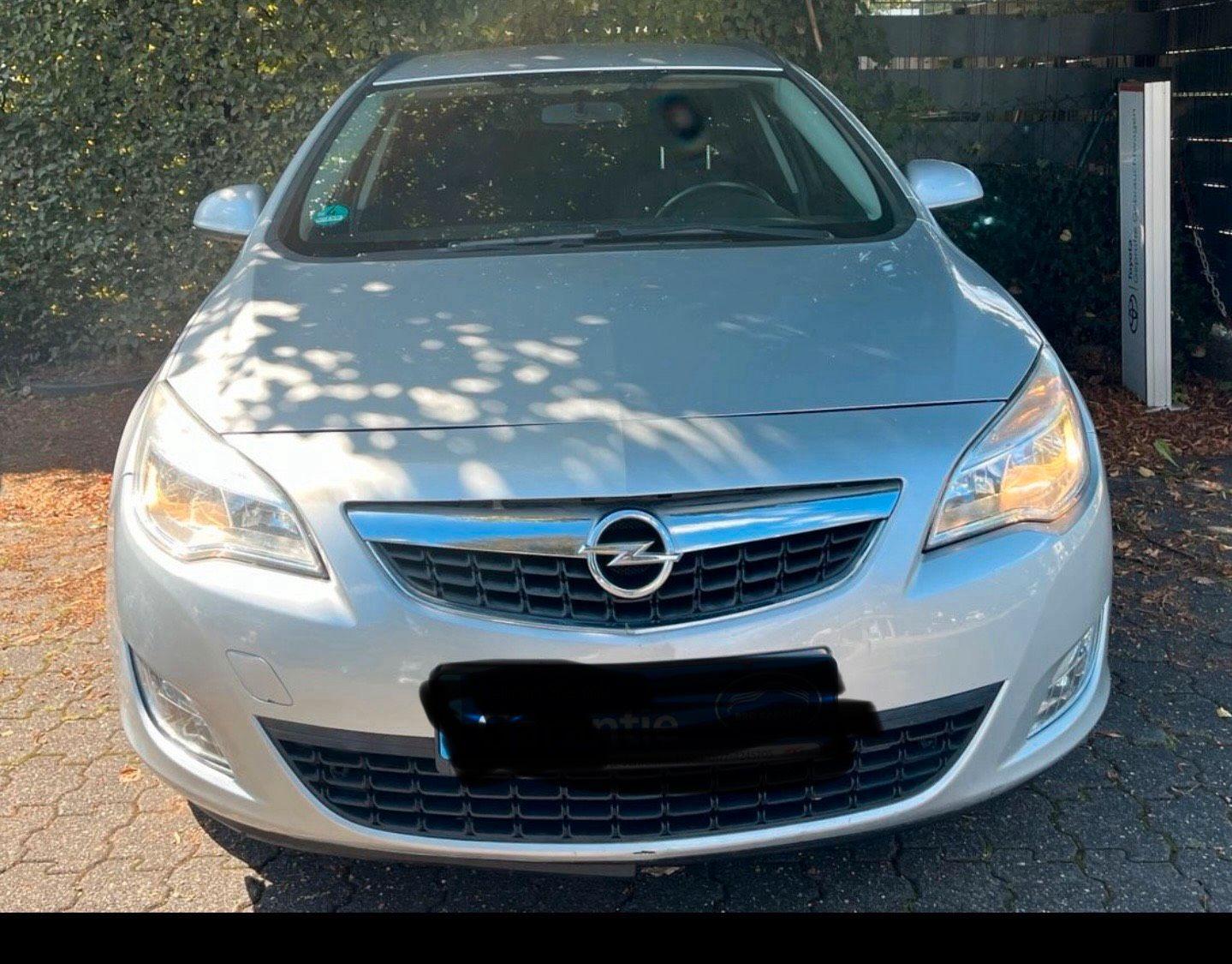 Opel Astra 2011 — салон