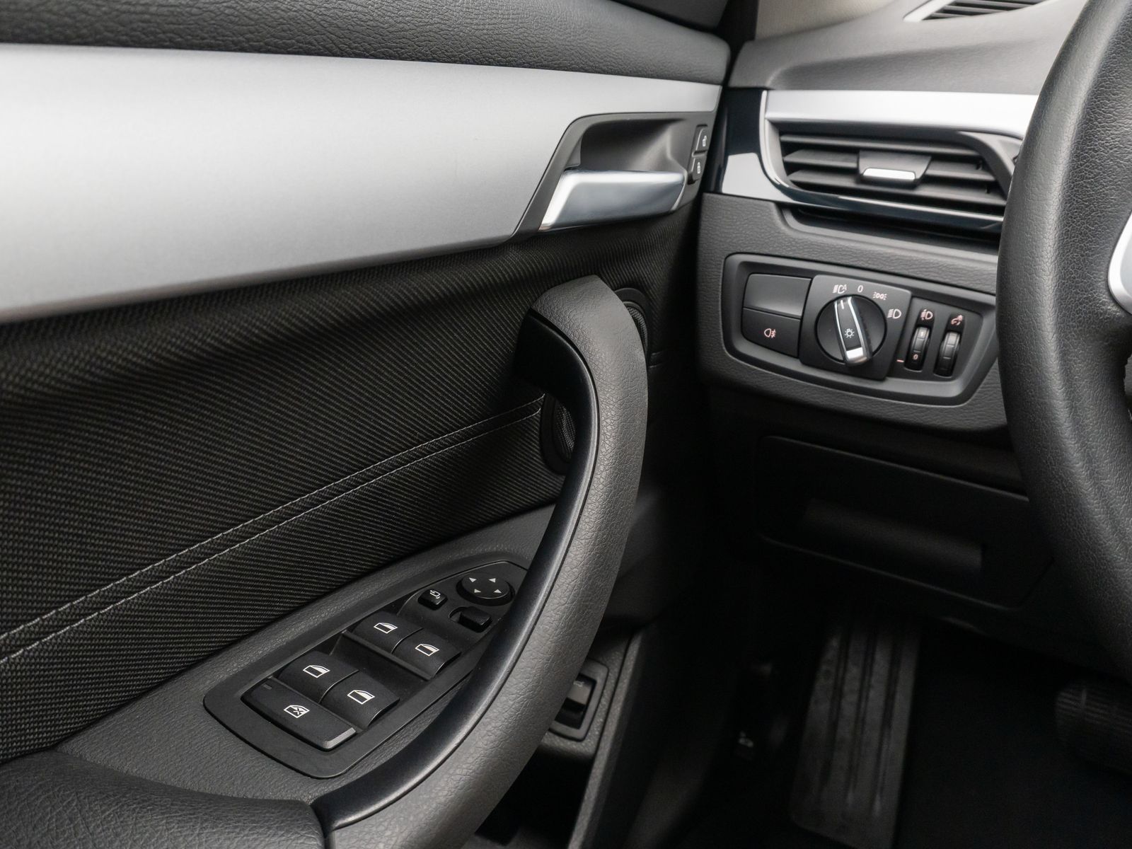 Fahrzeugabbildung BMW X1 sD18i HUD DAB Memory Alarm ParkAss Sportzitz