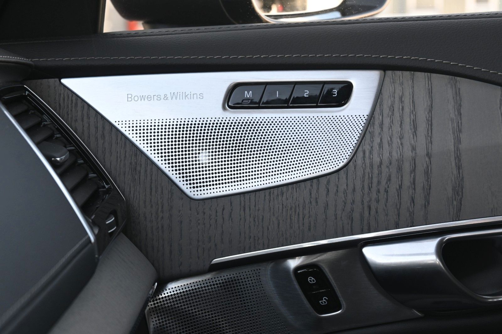 Fahrzeugabbildung Volvo XC90 T8 AWD RC Ultra Dark*LUFT*360°*ACC*AHK