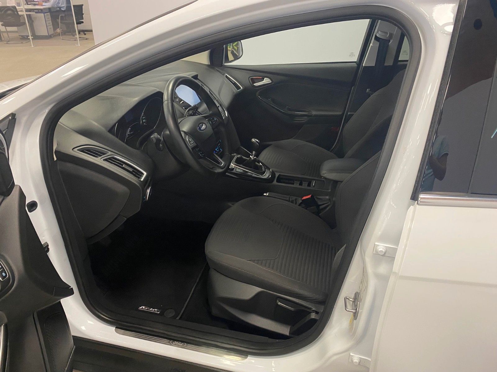 Fahrzeugabbildung Ford Focus 1.0 EcoBoost Titanium+NAVI+TELEFON+ALU+BC+