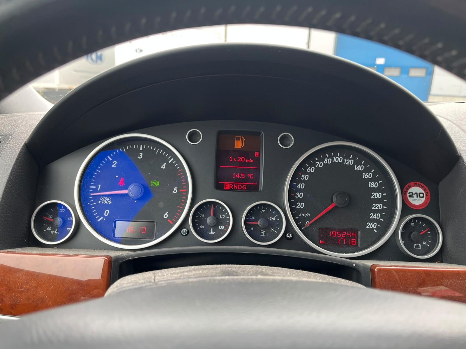 Volkswagen Touareg 2004 — photo 14