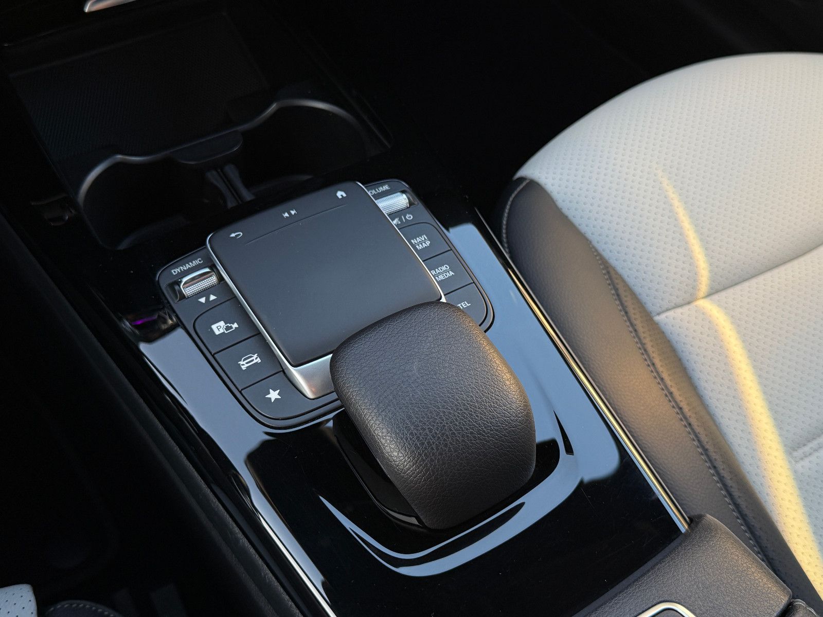 Fahrzeugabbildung Mercedes-Benz CLA 250 SB AMG-Line ACC Leder LED Memory Kamera