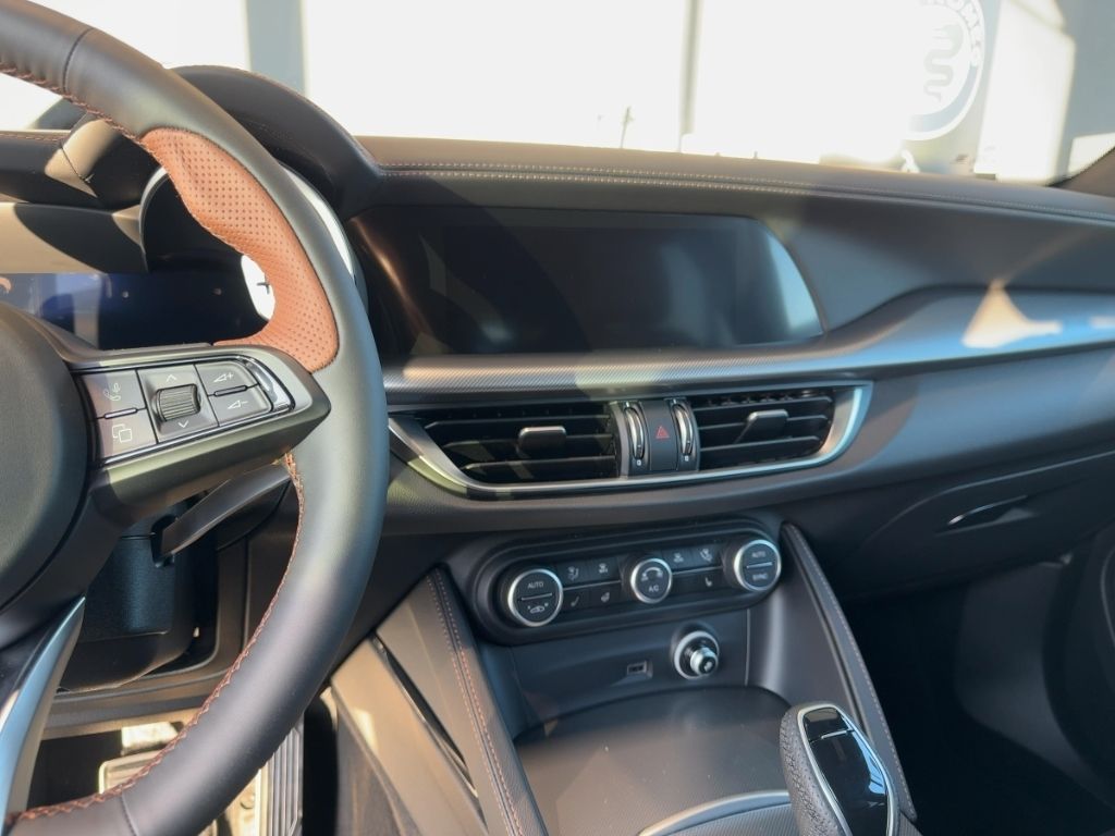 Fahrzeugabbildung Alfa Romeo Stelvio INTENSA Q4, AHK, Leder, PDC, Navi,