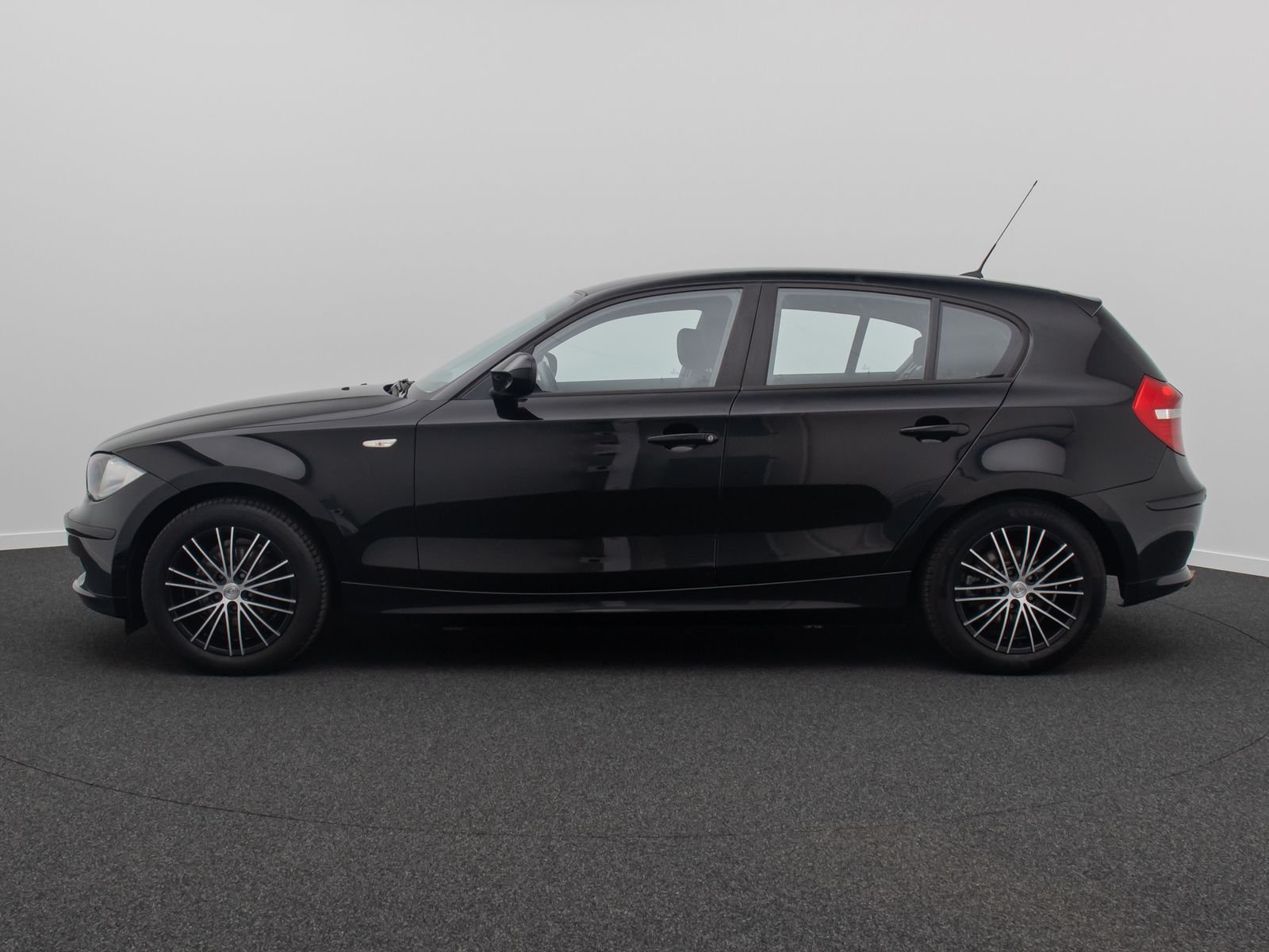 Fahrzeugabbildung BMW 116i PDC AHK Klimaanlage Alarm Start-StopAut LM