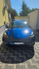Tesla Model Y  Long Range Dual Motor AWD AHK blau/weiß - blaue Tesla Model Y