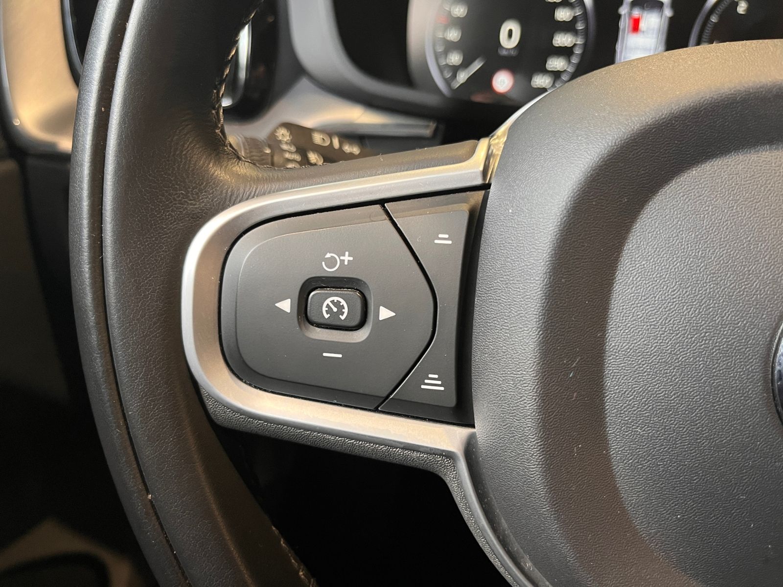 Fahrzeugabbildung Volvo XC60 Momentum Pro 2WD AHK LED NAV RFK 18"