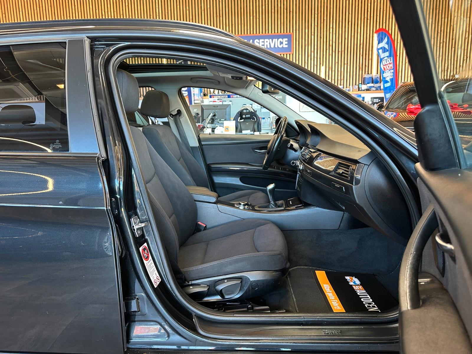 BMW 320 2011 — photo 41