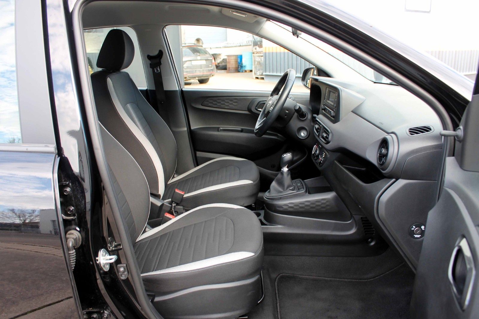 Fahrzeugabbildung Hyundai i10 Select TEMPO ABS eCall BT DAB FLA MFL