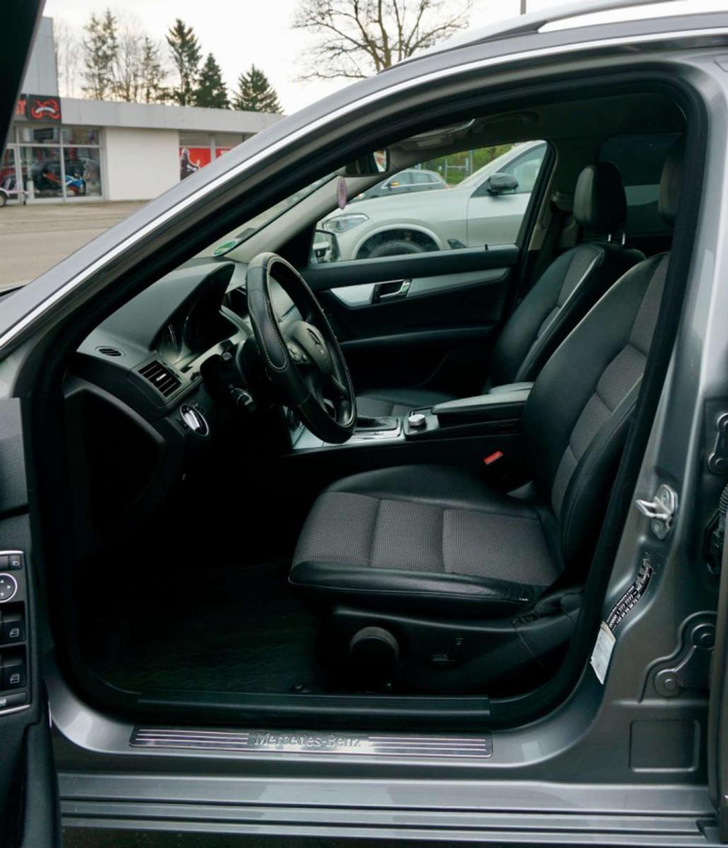 Mercedes-Benz C200 2010 — photo 16