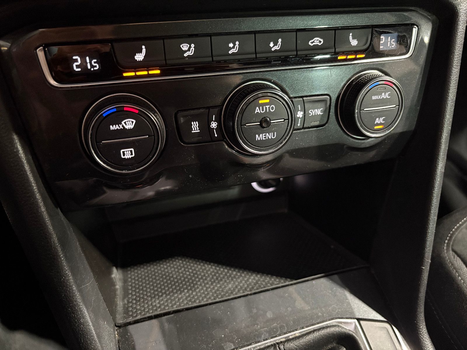 Fahrzeugabbildung Volkswagen Tiguan Highline BMT/4Motion/PANO/ACC/KAMERA/NAVI