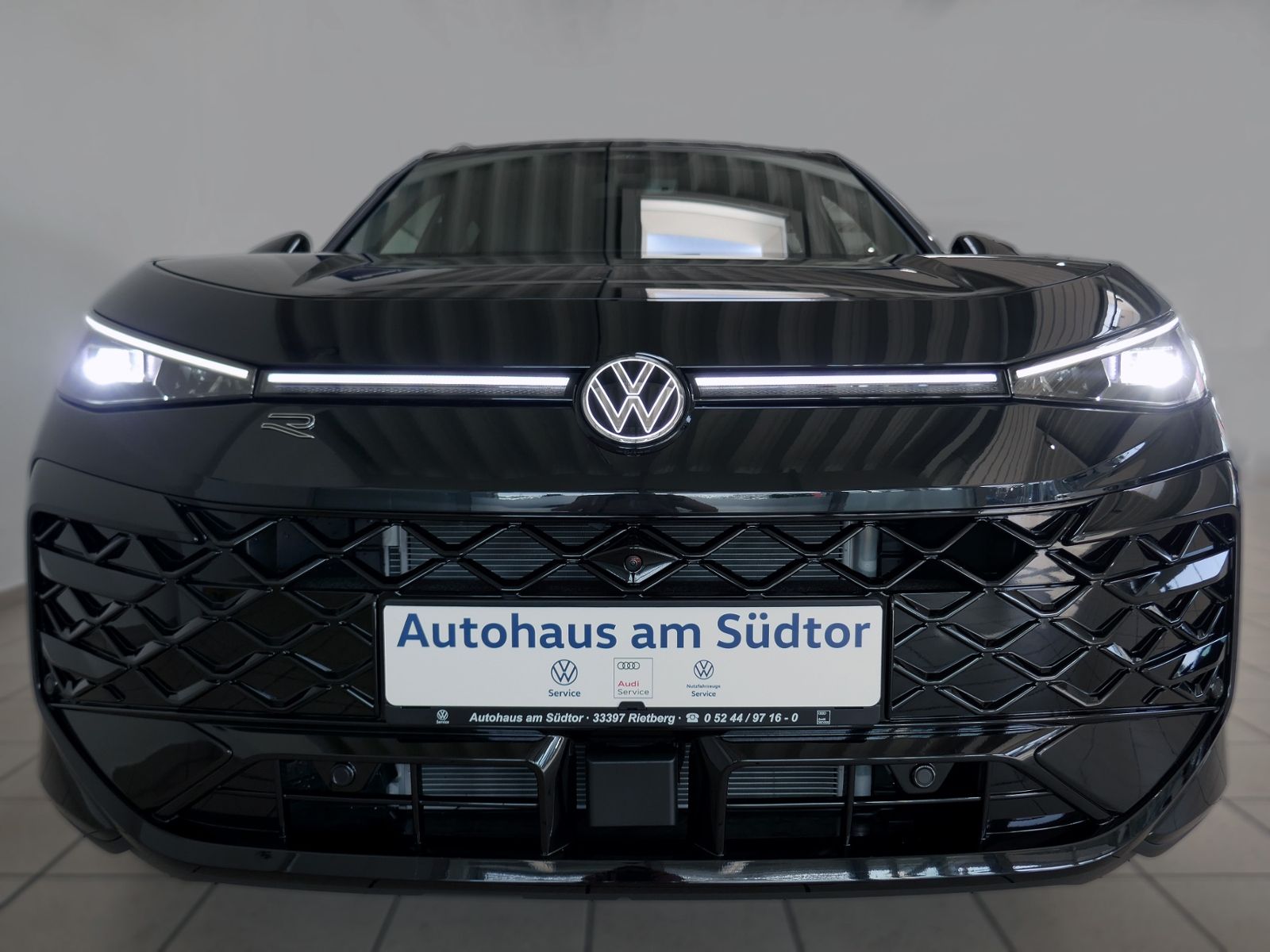 Fahrzeugabbildung Volkswagen T-Roc R-Line 1.5 eTSI DSG | LED AHK RFK ACC Navi