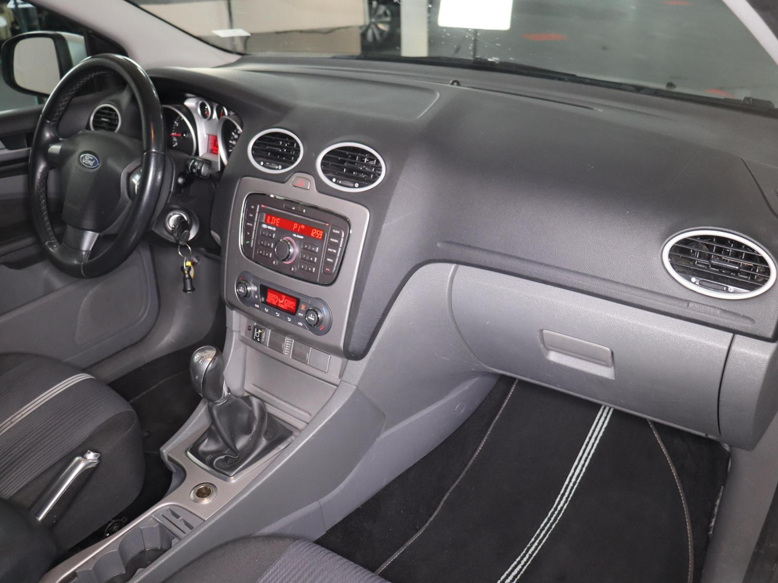 Ford Focus 2010 — photo 9