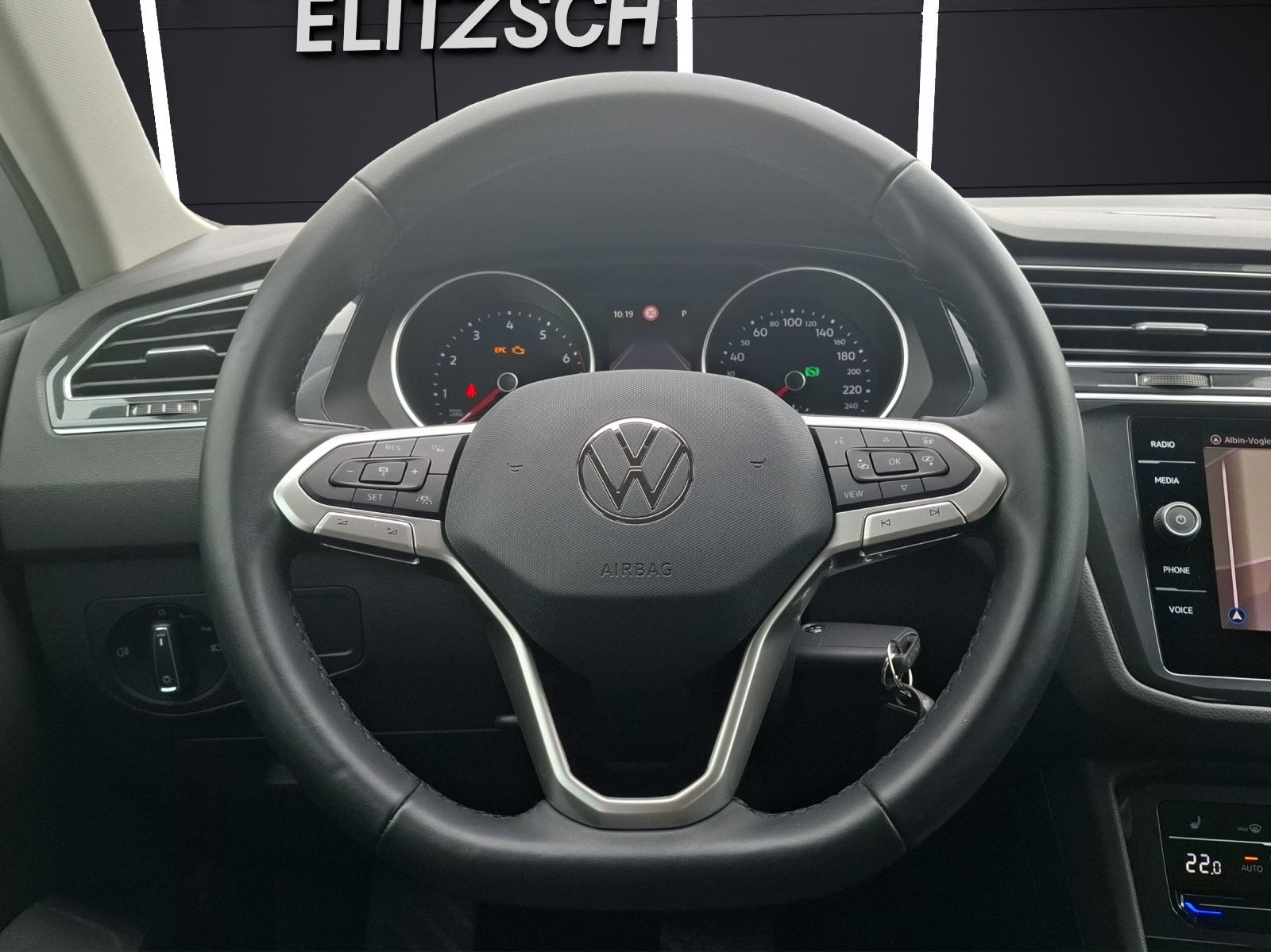 Fahrzeugabbildung Volkswagen Tiguan TSI Life DSG LED AHK Navi ACC RFK SH