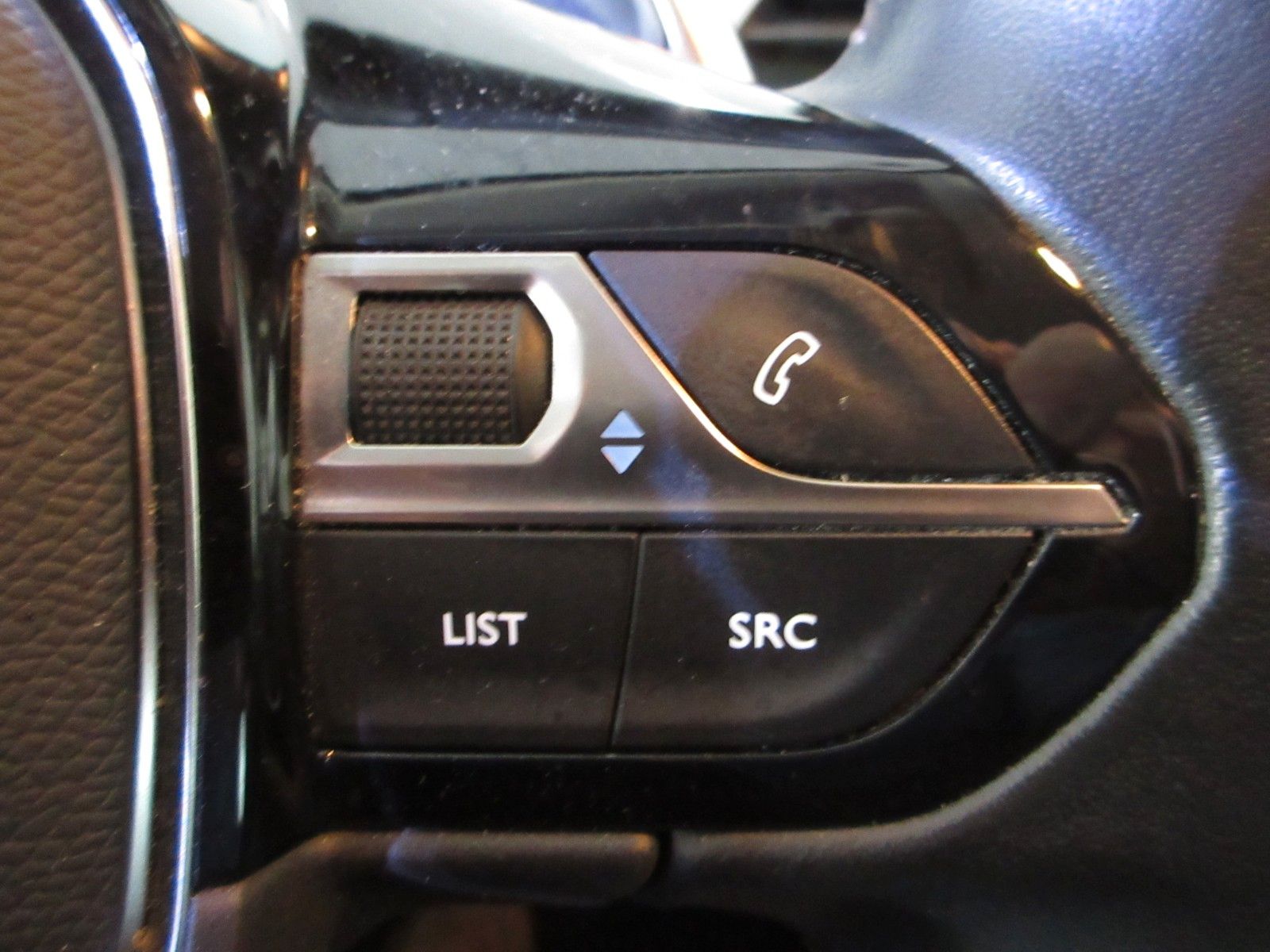 Fahrzeugabbildung Peugeot 5008 Active Pack 1.5D LED/NAVI/AHK/PDC/R´CAM