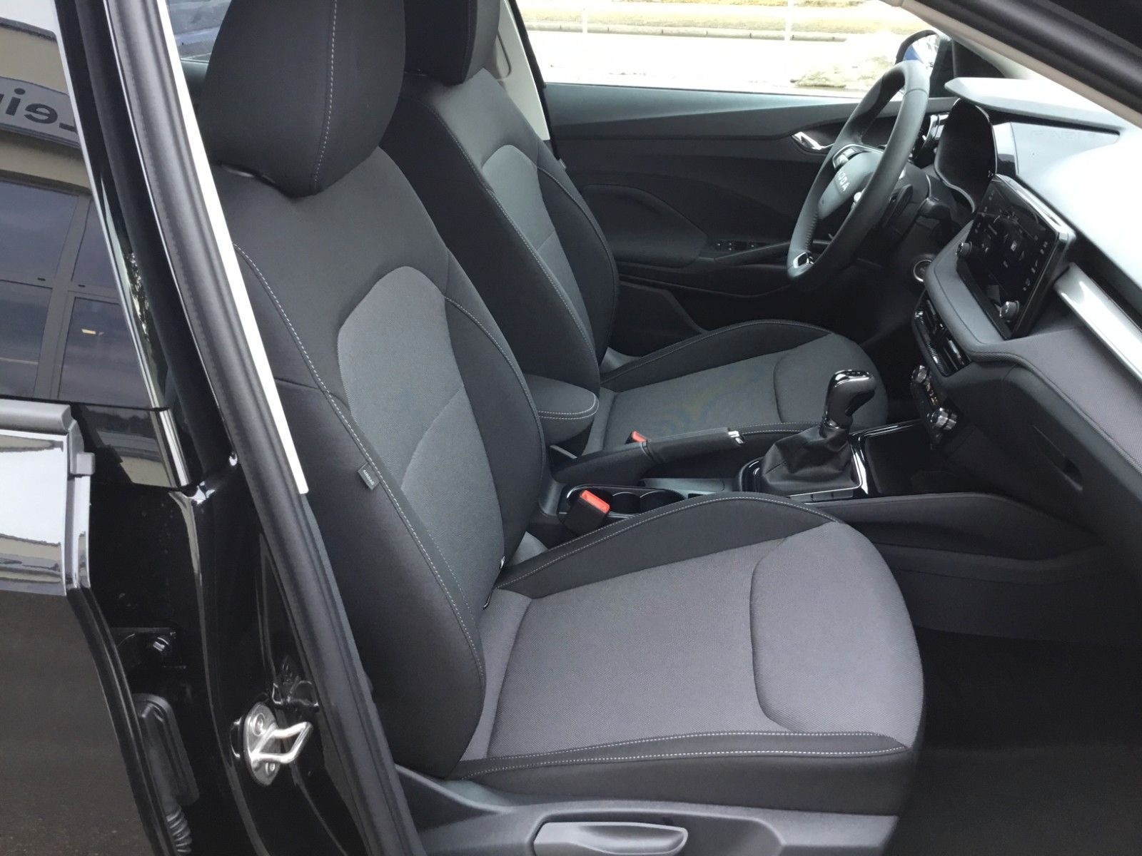 Fahrzeugabbildung SKODA Fabia 1.0l TSI DSG Selection+15"+LED+Sitzheizung