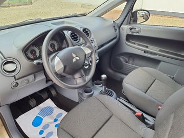 Bild 5 Mitsubishi Colt 3-T 1,1 Inform - KLIMAAUT,CD/MP3