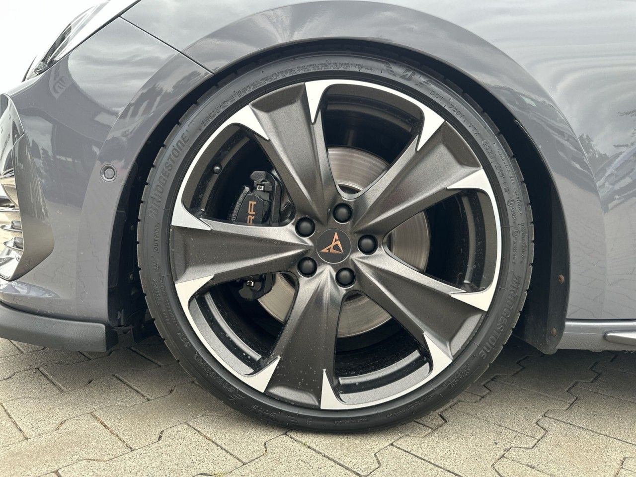 Fahrzeugabbildung CUPRA Leon VZ 2.0TSI 300 PS DSG*KW-Gewinde*Cam* - mit KI generiert/bearbeitet