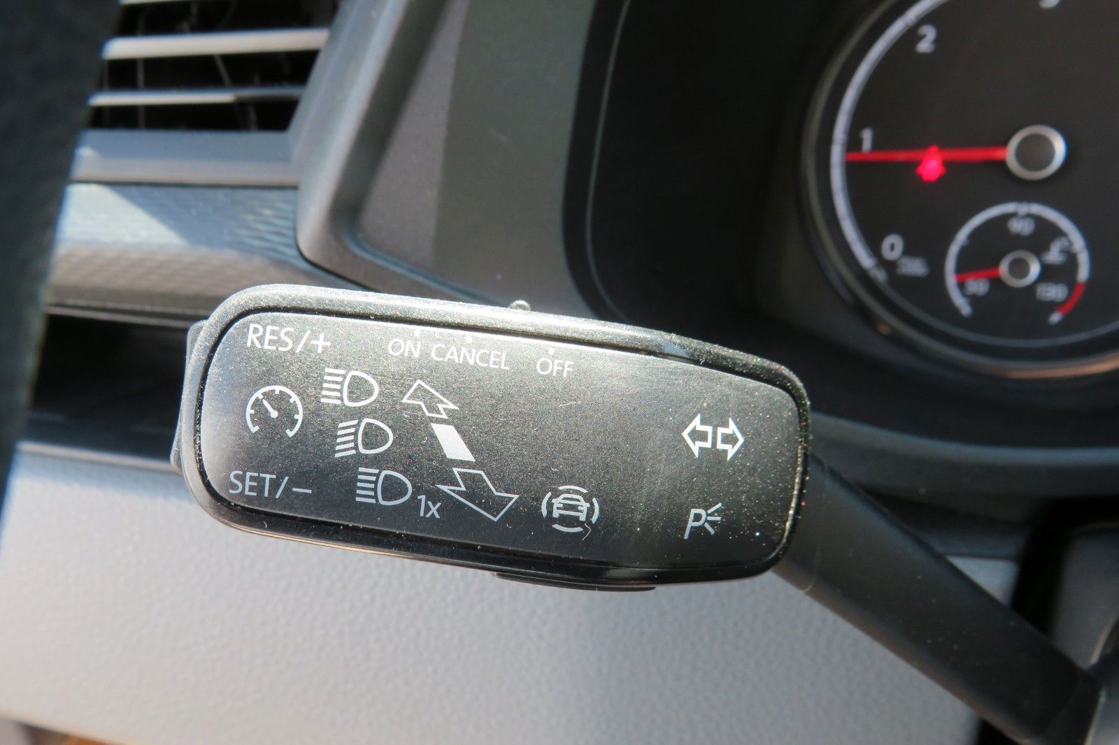 Fahrzeugabbildung Volkswagen T6.1 Kombi TDI 9SITZE GRA PDC APP-CONNECT SITZH.