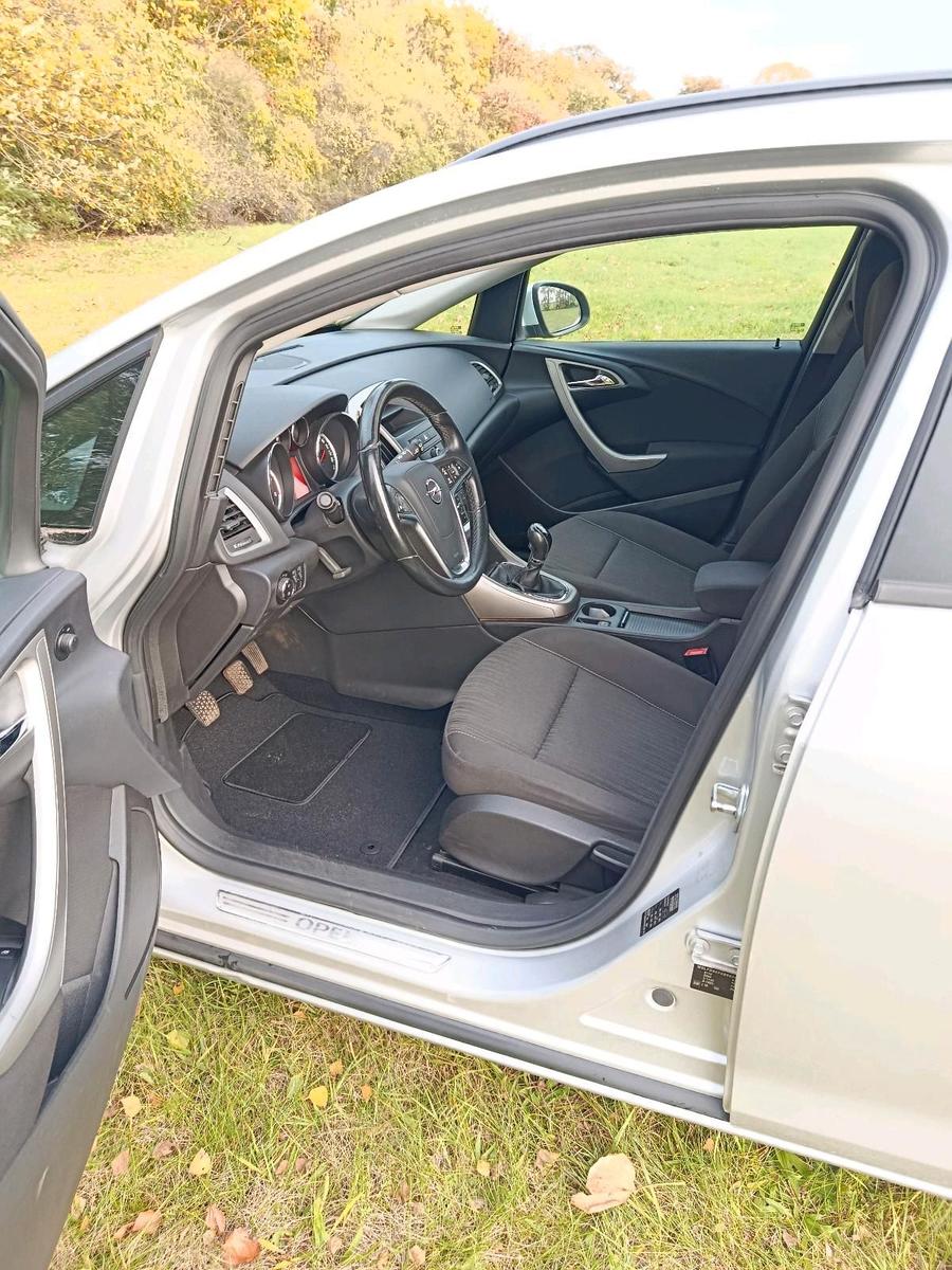 Opel Astra 2012 — photo 10