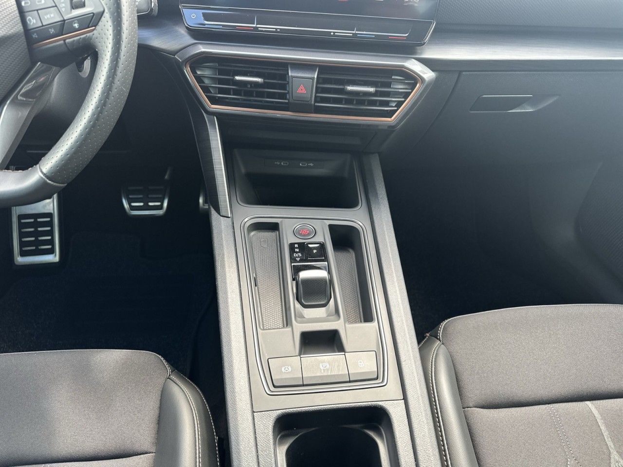 Fahrzeugabbildung CUPRA Leon VZ Sportstourer 2.0 TSI 245 PS DSG - mit KI generiert/bearbeitet