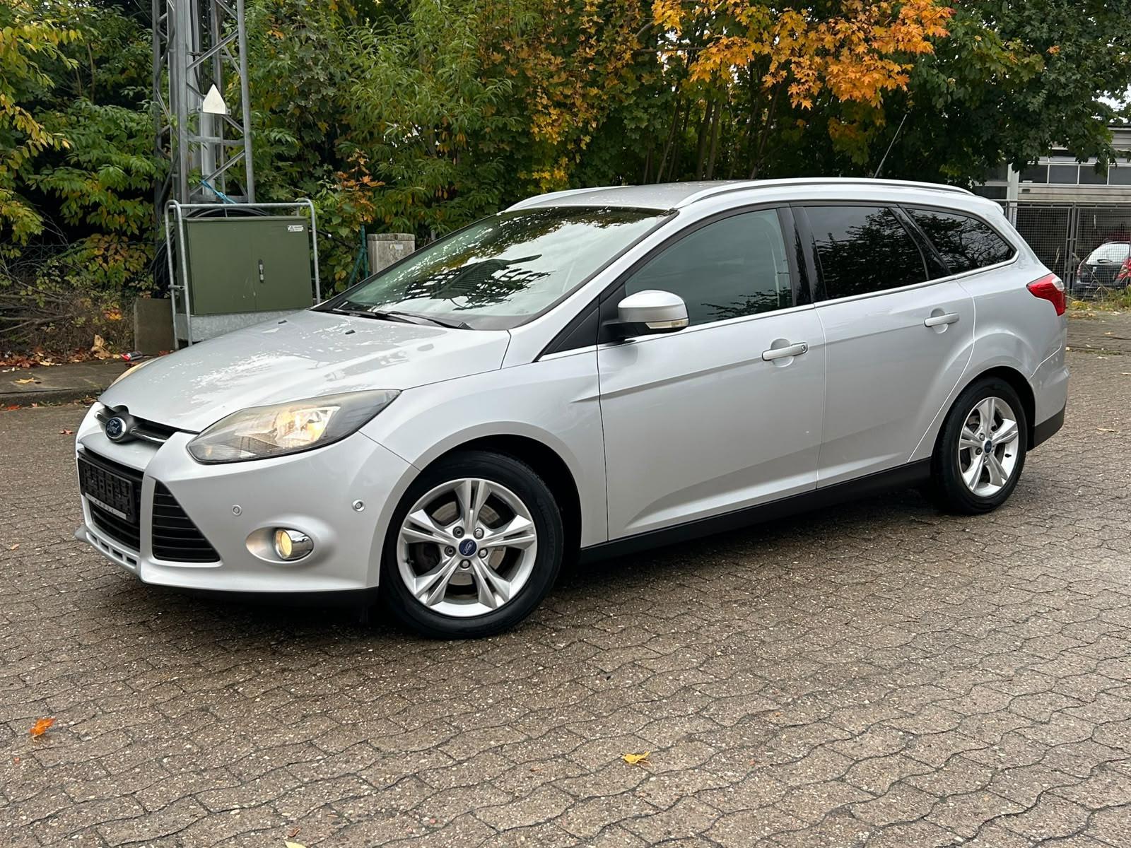 Ford Focus 2012 — rear view