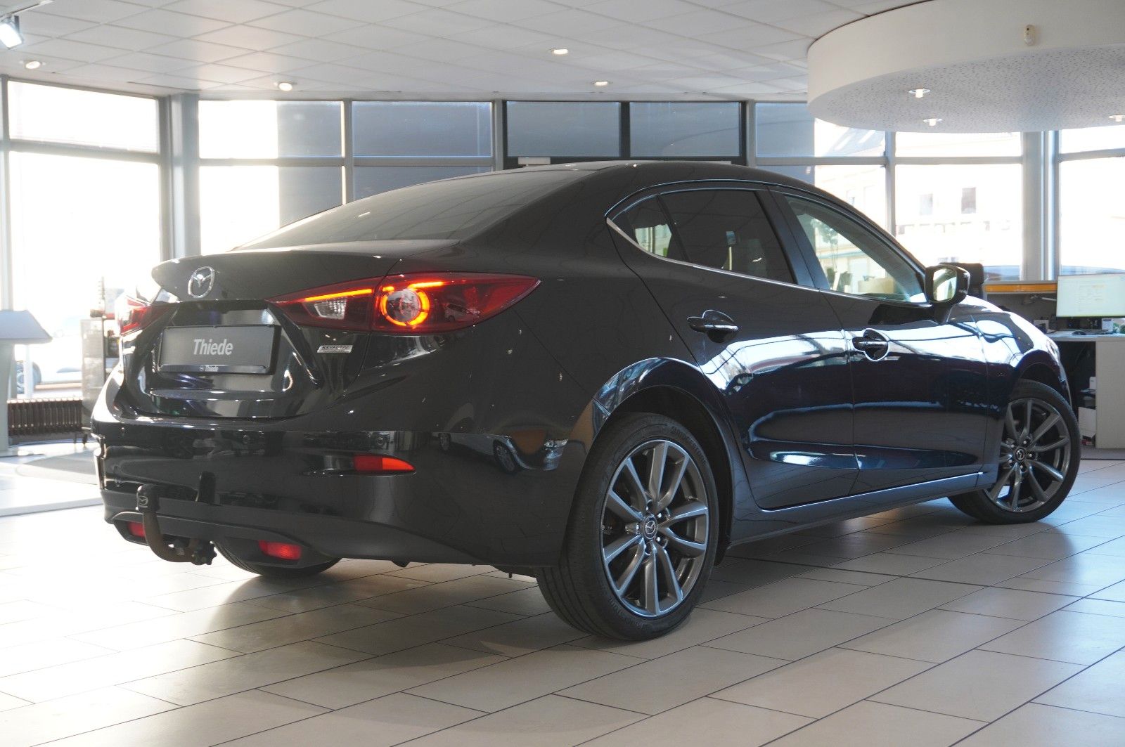 Fahrzeugabbildung Mazda 3 Lim. 2.0 OPTIMUM NAVI/LED/KAMERA/TEMP./HUD/AHK