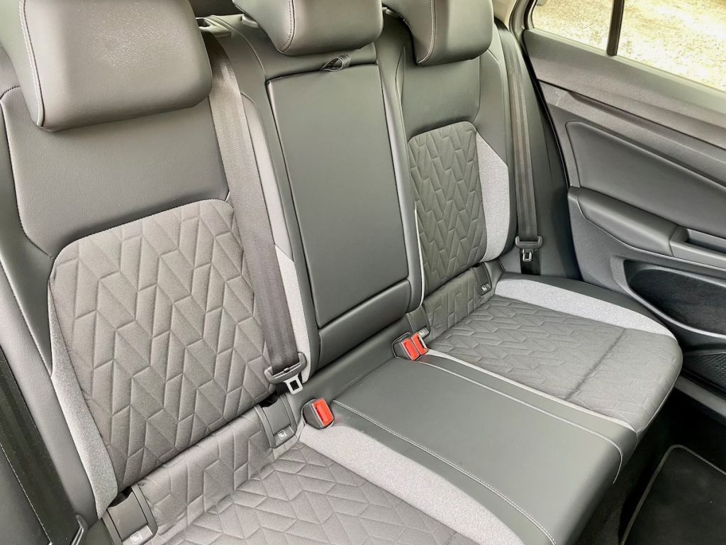 Fahrzeugabbildung Volkswagen Golf Variant 1.5 TSI Life AHK GZJR AAC KAM SHZ