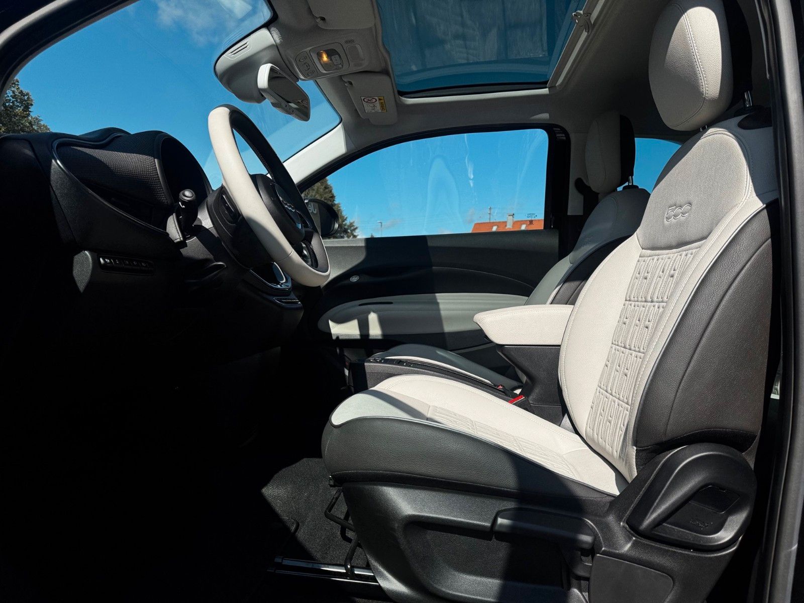 Fahrzeugabbildung Fiat Neuer 500E 500 la Prima Navi Kamera