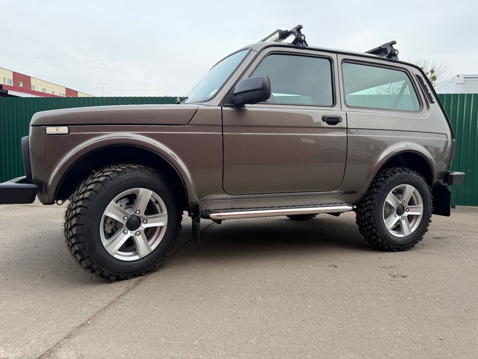 Fahrzeugabbildung Lada NIVA LEGEND "PREMIUM PLUS"! GROSTOL. REIF.; LED