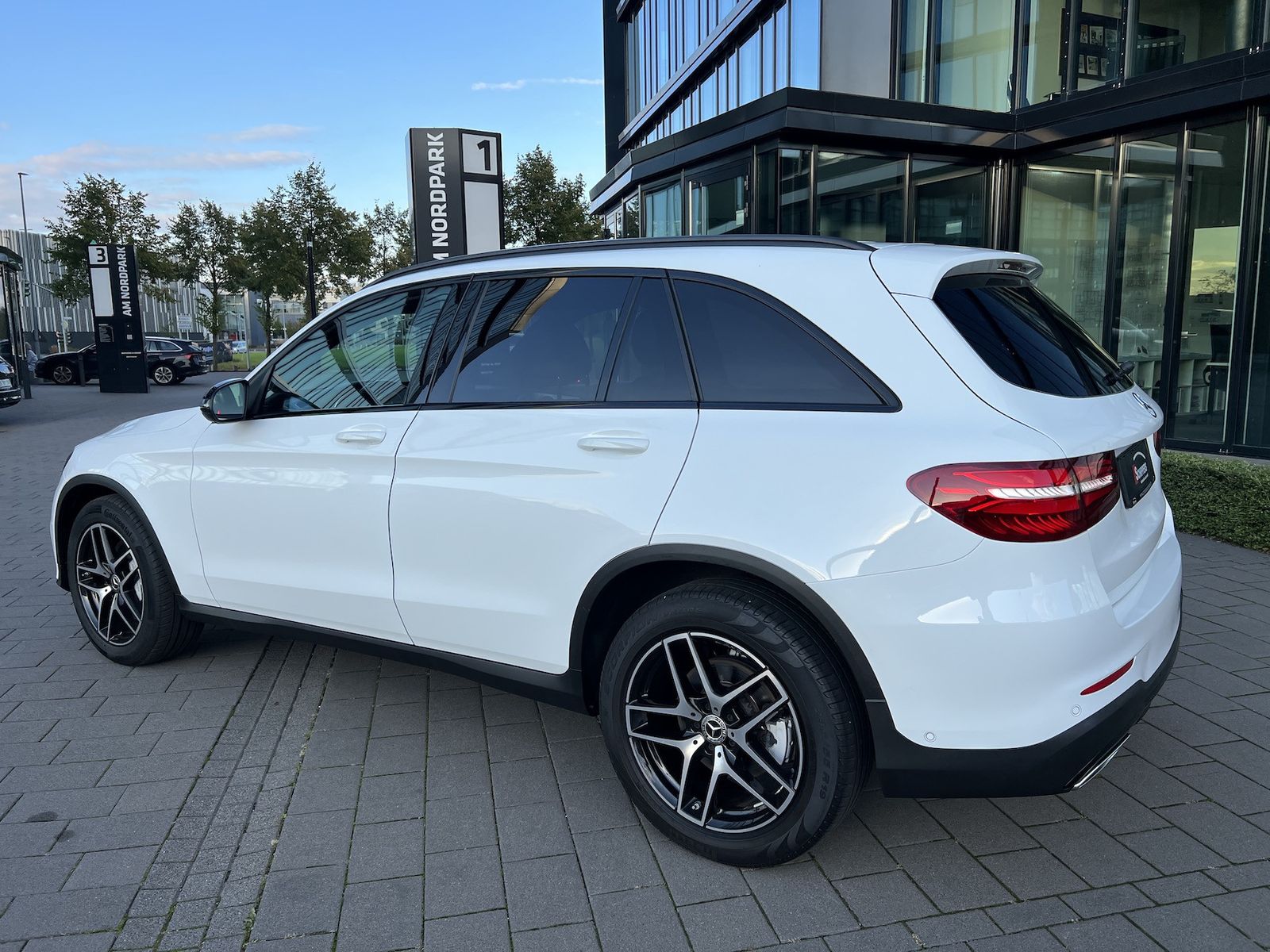 Fahrzeugabbildung Mercedes-Benz GLC 250 4Matic AMG NAVI/LED/AHK/PANO/R-KAMERA