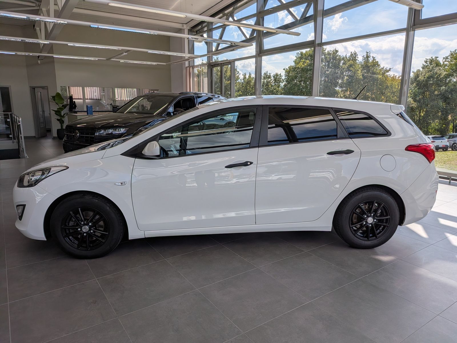 Fahrzeugabbildung Hyundai i30 1.6 Classic PDC Tempomat Bluetooth LHz SHz