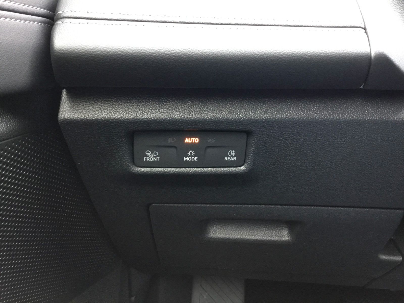 Fahrzeugabbildung Volkswagen Tiguan 1.5 eTSI DSG Life+AHK+LEDPlus+18"+Navi