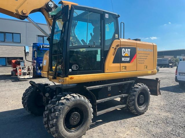 CAT 320 F mit OilQuick 70/55 Rototiltsteuerung