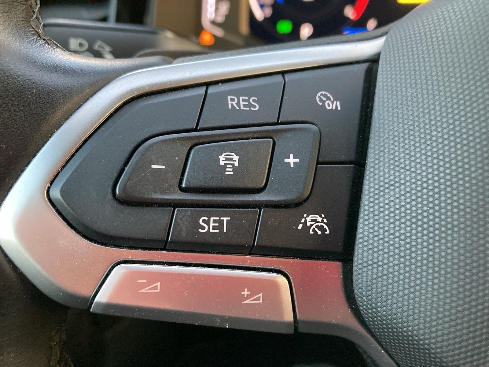 Fahrzeugabbildung Volkswagen Polo TSI Active DSG LED Navi ACC PDC SH