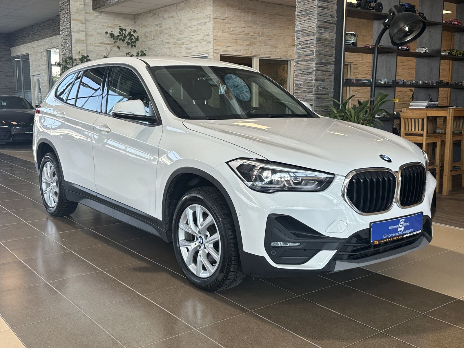 BMW X1 18d Advantage sDrive Navi R.Cam AHK LED SHZ foto 1