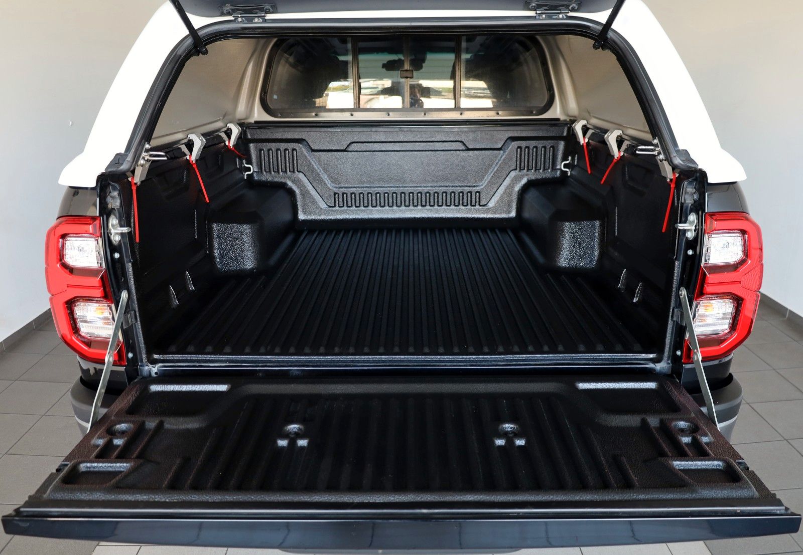 Fahrzeugabbildung Toyota Hilux 2.8D-4D Invincible,Kamera,CarP,HardTop,AHK