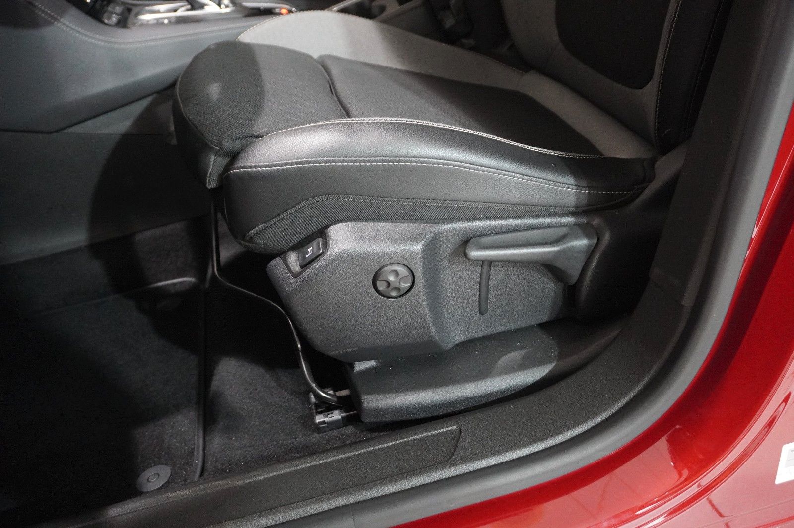 Fahrzeugabbildung Opel Grandland (X) 1.6 ELEGANCE HYBRID NAVI/SH/KAMERA