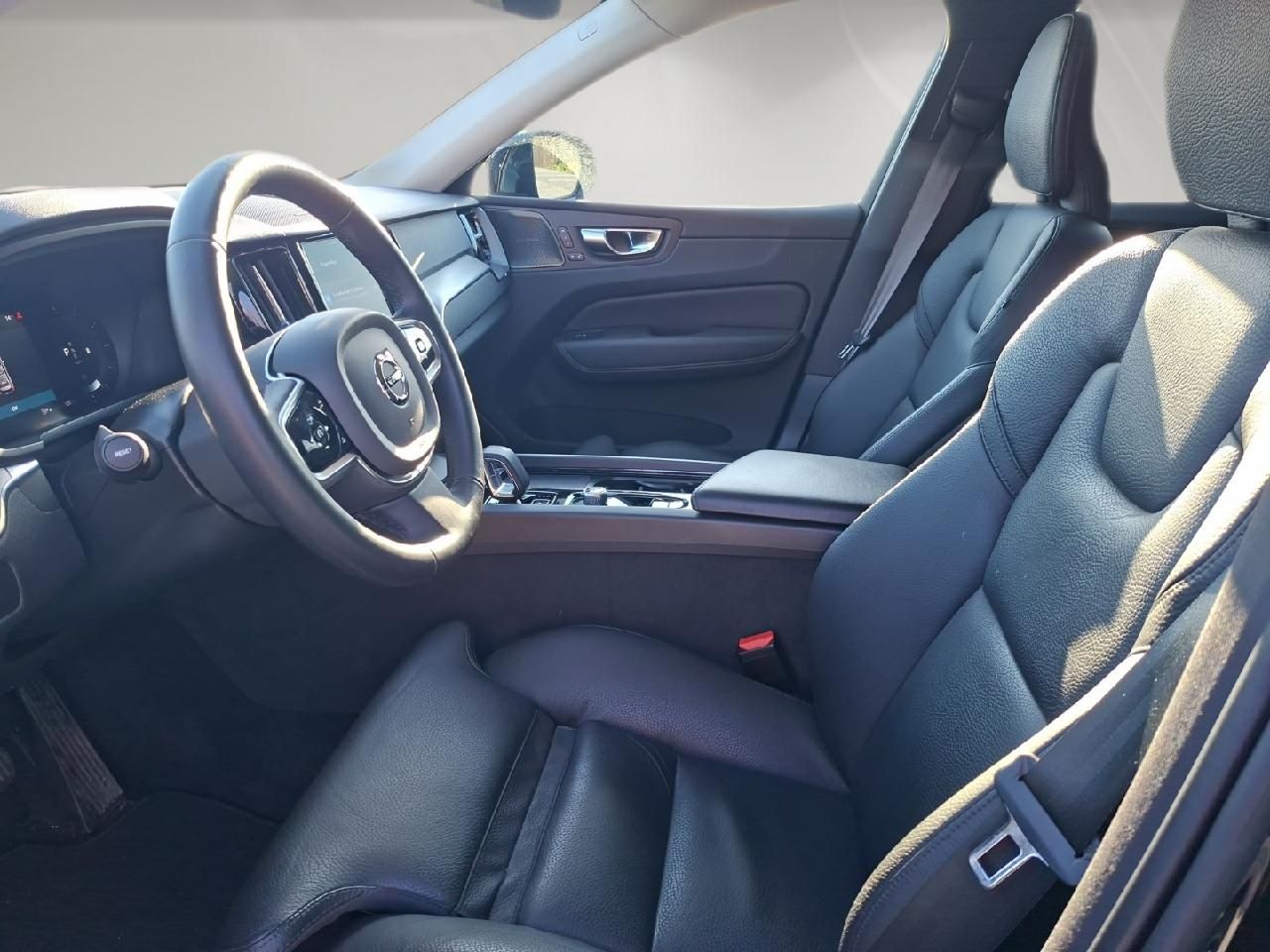 Fahrzeugabbildung Volvo XC60 B4 Diesel Plus Dark 2WD *AHK*