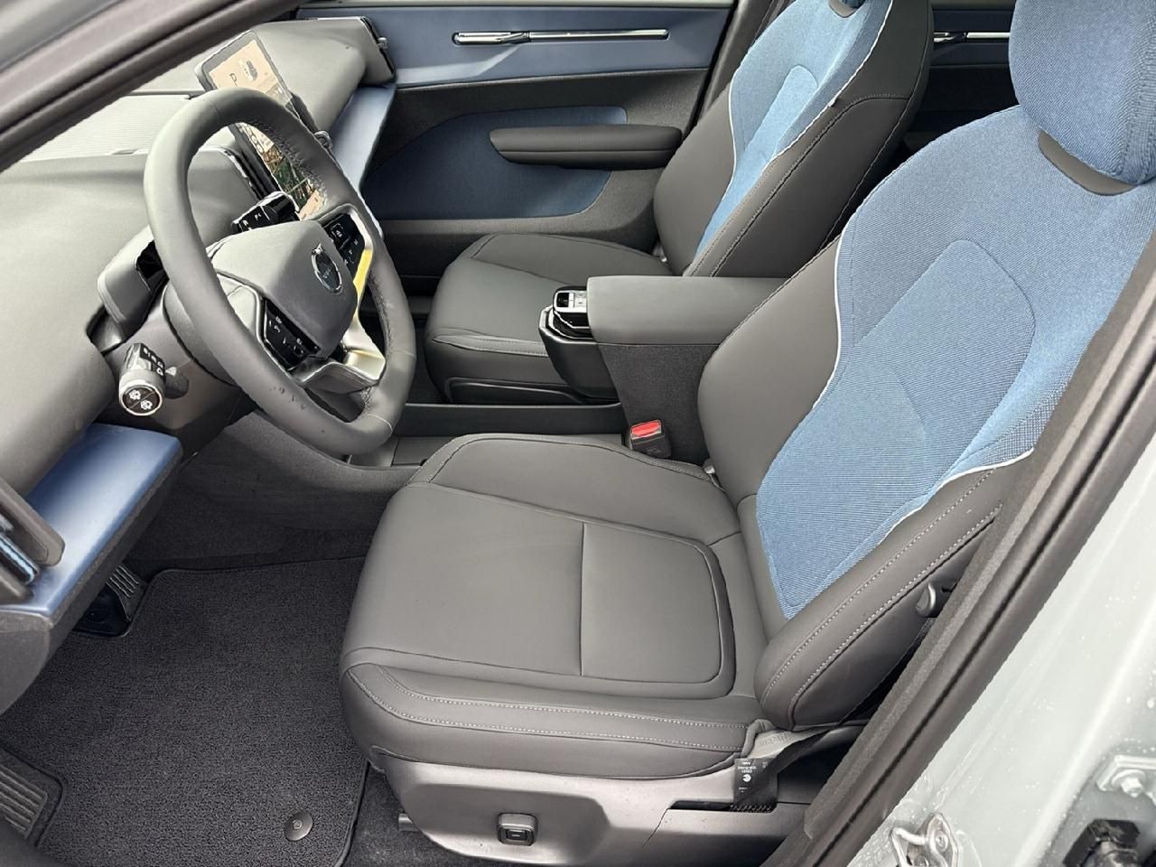 Fahrzeugabbildung Volvo EX30 Ultra AWD Performance Pure Electric