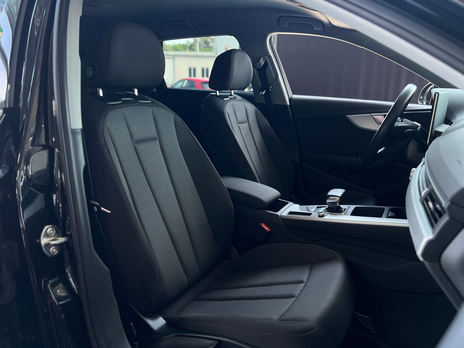 Fahrzeugabbildung Audi A4 Avant 40 TFSI S Line AHK SHZ NAVI KLIMA