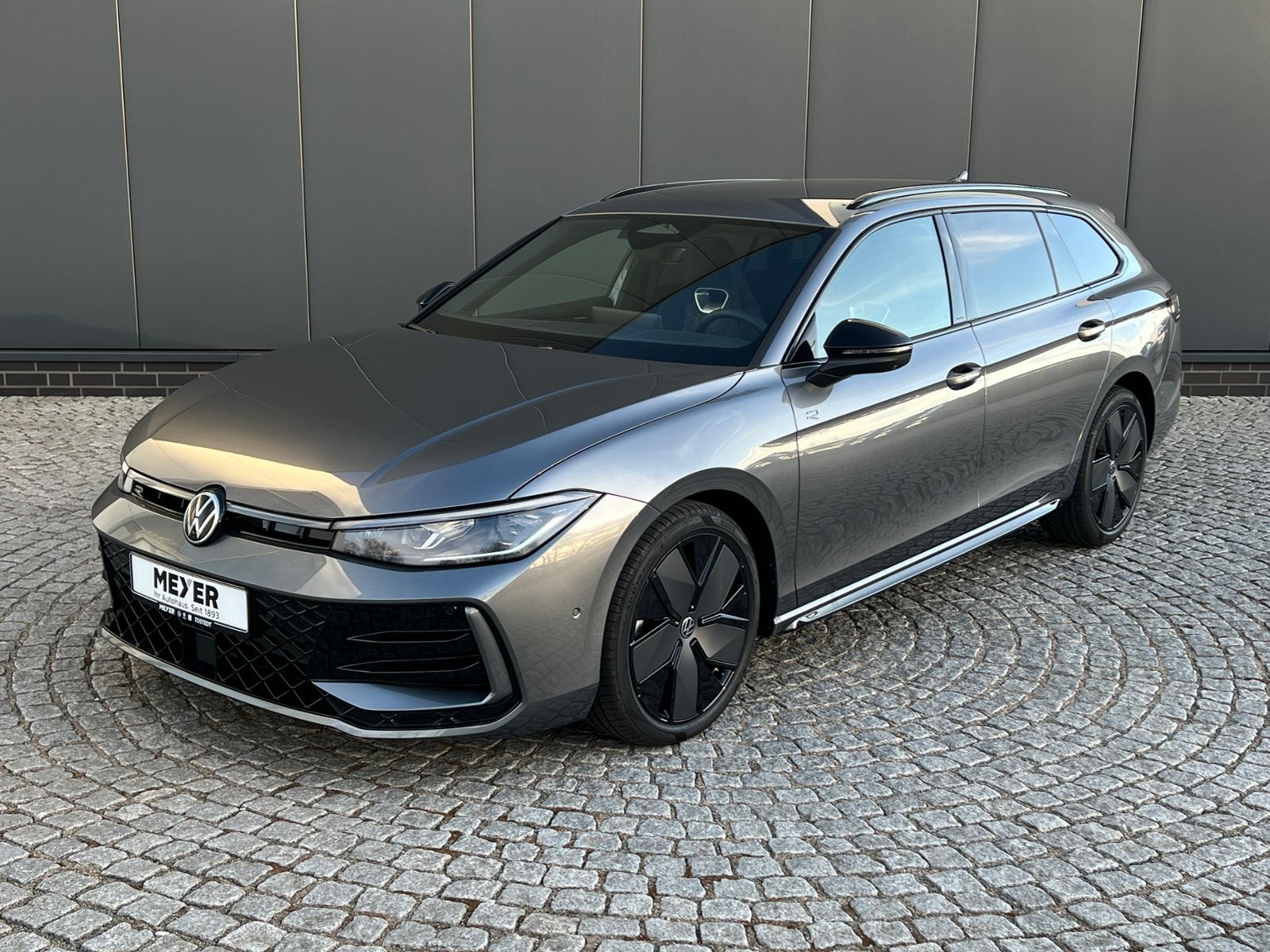 Fahrzeugabbildung Volkswagen Passat Variant R-Line 2.0 TDI DSG 4MOTION *AHK,