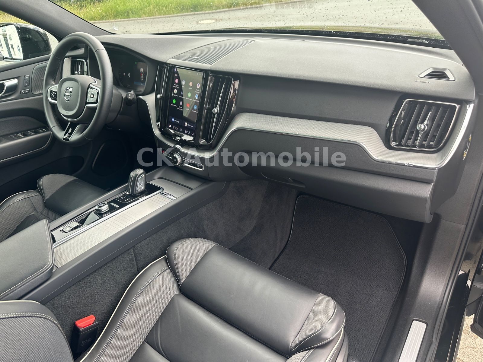 Fahrzeugabbildung Volvo XC60 R Design 2WD/Navi/Pano/Kamera/LED
