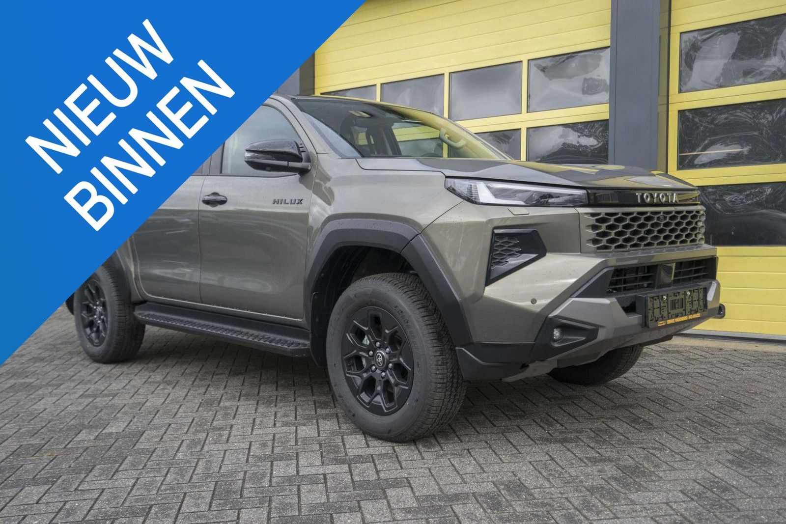 Toyota Hilux 2.8 D-4D Hybrid Invincible JBL voll-aussta