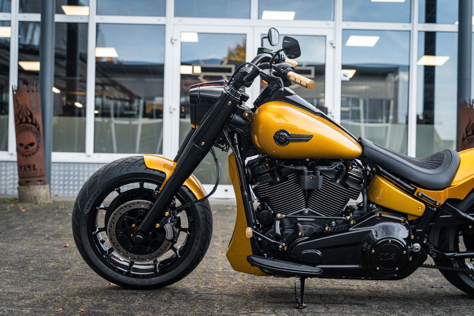Fahrzeugabbildung Harley-Davidson GOLD DARK FAT BOY FLFBS 114 MY24 - JEKILL&HYDE -