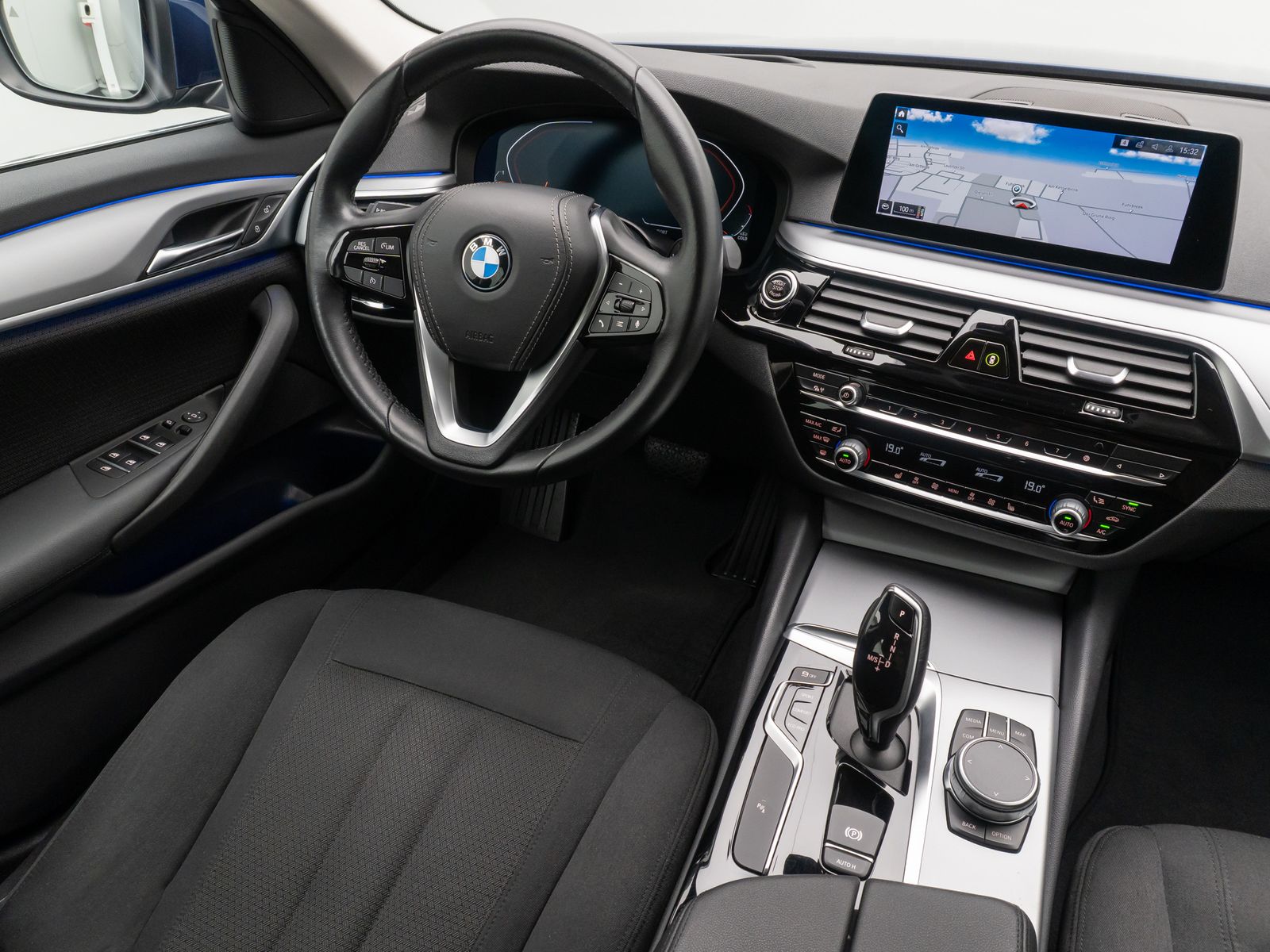 Fahrzeugabbildung BMW 520d xD HUD Kamera HiFi Alarm AHK FernlichtAssis