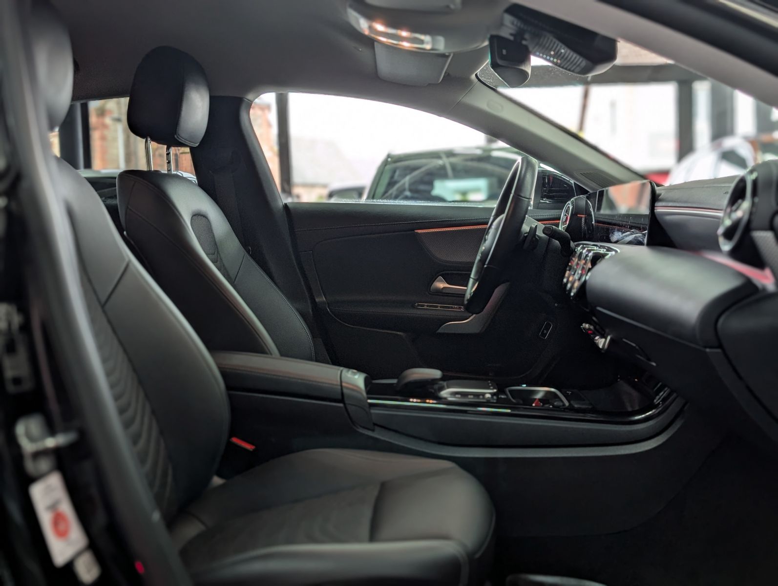 Fahrzeugabbildung Mercedes-Benz CLA 220 d SB MULTIBEAM LEDER DISTR HIGHEND 18