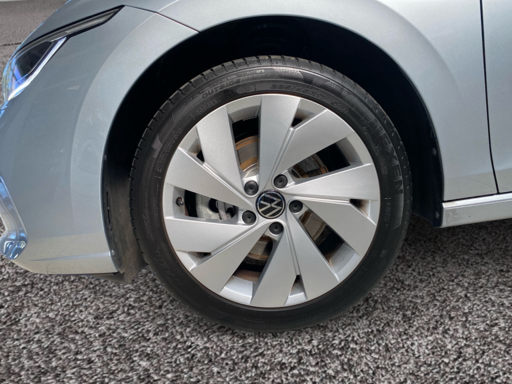 Fahrzeugabbildung Volkswagen Golf 1.5 eHybrid DSG Life Area View 3 Jahre Ansc