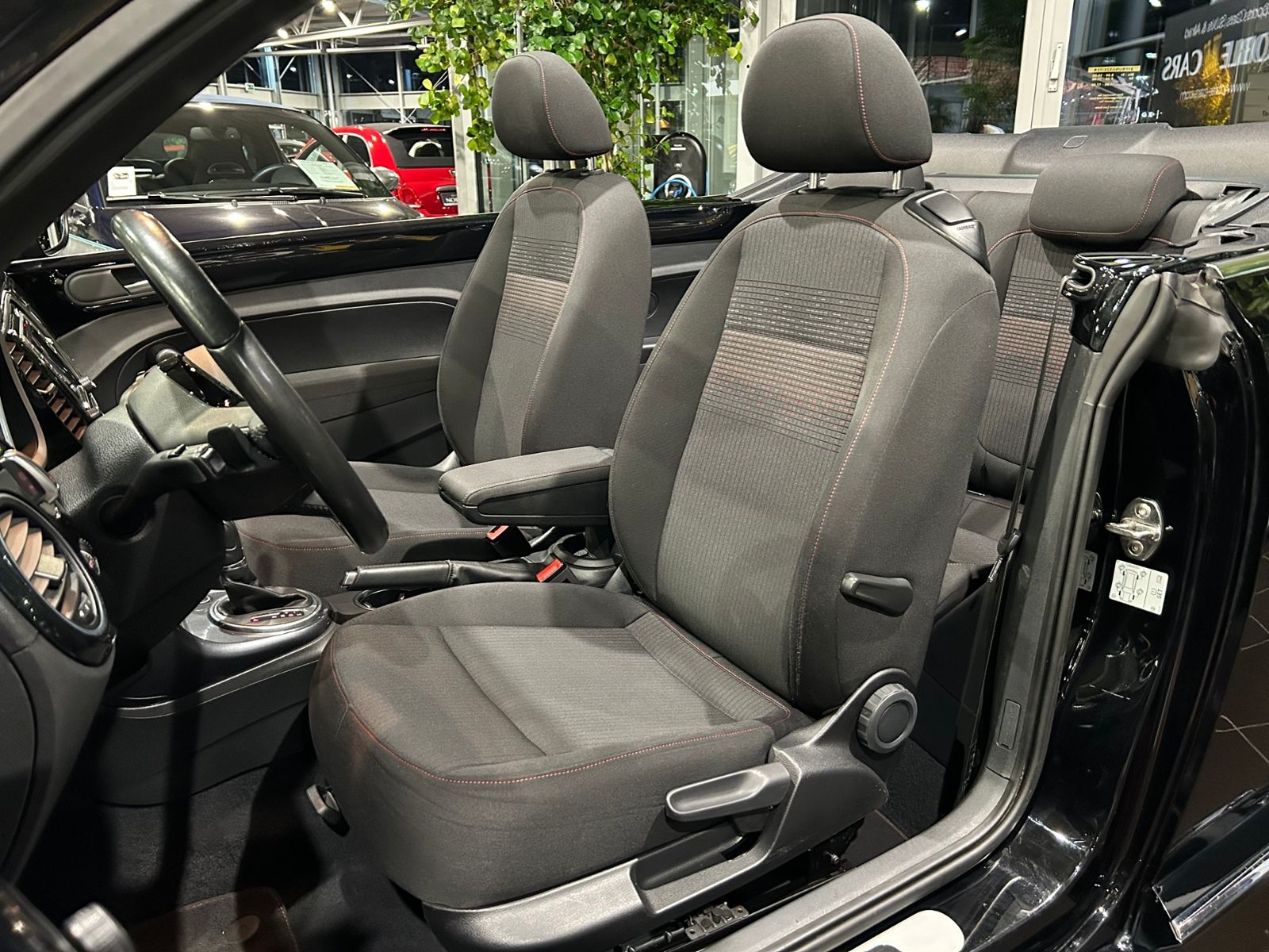 Fahrzeugabbildung Volkswagen Beetle Cabriolet Design BMT NAVI LEDER